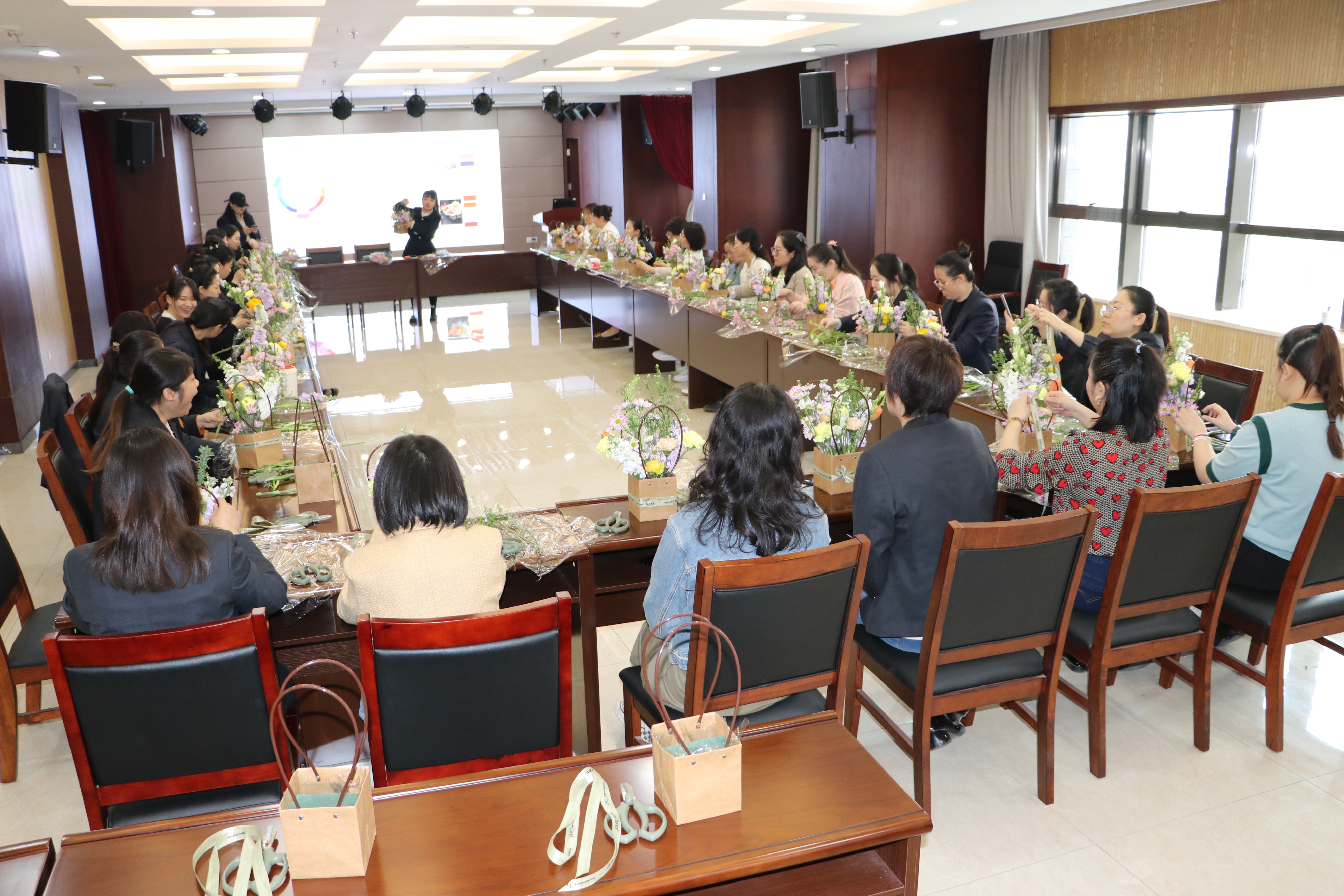 保障房公司舉辦“3·8婦女節(jié)”花藝沙龍活動(dòng)